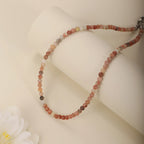 Colar Feminino de Pedras Naturais — Amazonita 4mm e Ônix Índia com Detalhes em Flor de Inverno Rosa