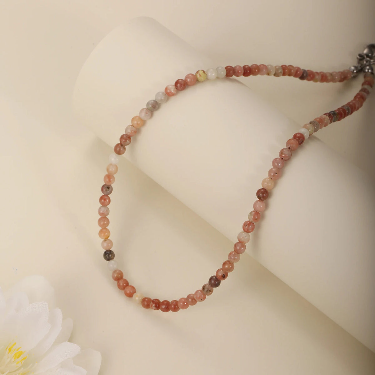 Colar Feminino de Pedras Naturais — Amazonita 4mm e Ônix Índia com Detalhes em Flor de Inverno Rosa