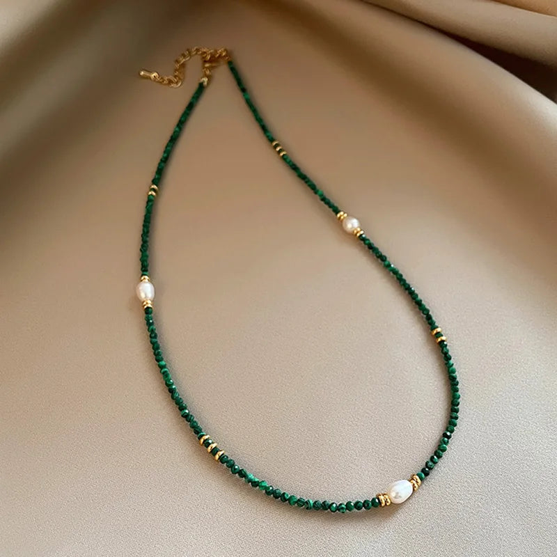 Colar Feminino Elegante com Pérolas, Pedras e Pingente de Zircão Esmeralda, Corrente em Camadas para Clavícula,