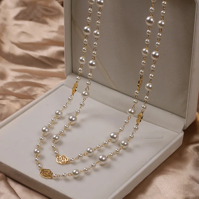 Colar Vintage de Pérolas e Flores de Camélia – Elegância em Duas Camadas para Festas e Eventos