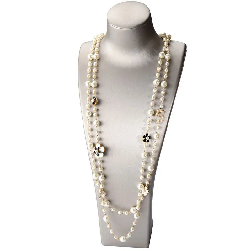 Colar Vintage de Pérolas e Flores de Camélia – Elegância em Duas Camadas para Festas e Eventos