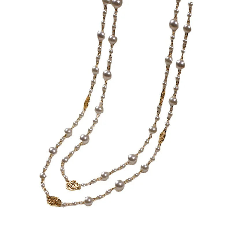 Colar Vintage de Pérolas e Flores de Camélia – Elegância em Duas Camadas para Festas e Eventos