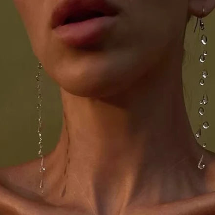 Conjunto de Colar e Brincos Gota d’Água – Design Minimalista e Elegante para Mulheres