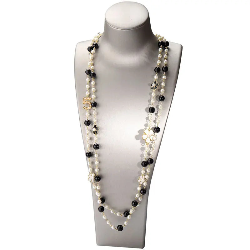 Colar Vintage de Pérolas e Flores de Camélia – Elegância em Duas Camadas para Festas e Eventos