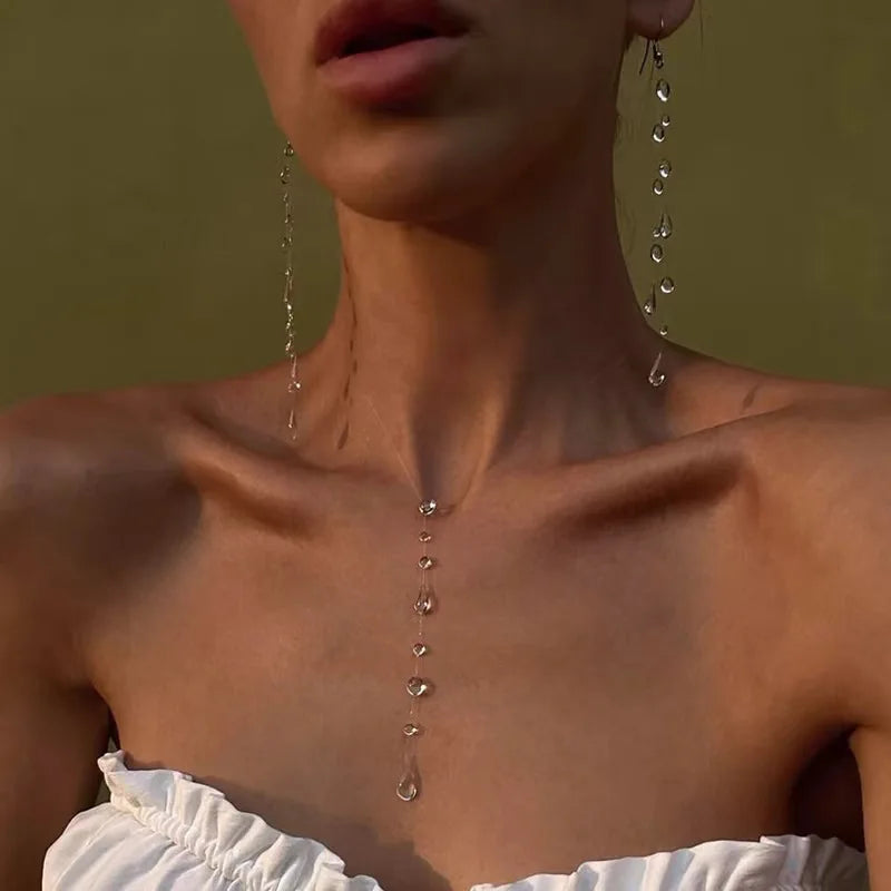 Conjunto de Colar e Brincos Gota d’Água – Design Minimalista e Elegante para Mulheres