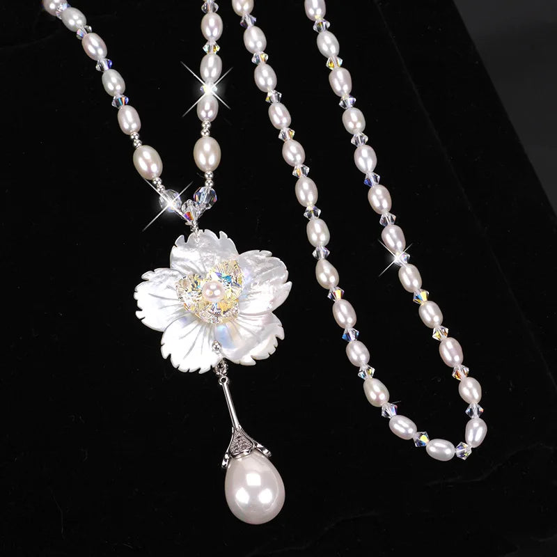 Colar Vintage de Pérolas e Flores de Camélia – Elegância em Duas Camadas para Festas e Eventos