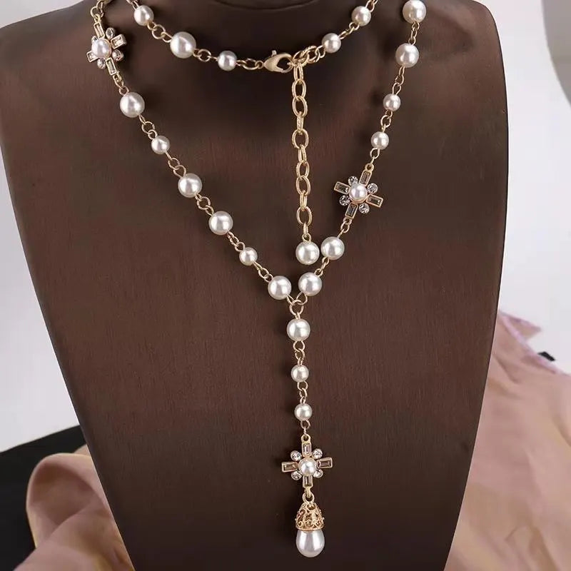 Colar Vintage de Pérolas e Flores de Camélia – Elegância em Duas Camadas para Festas e Eventos