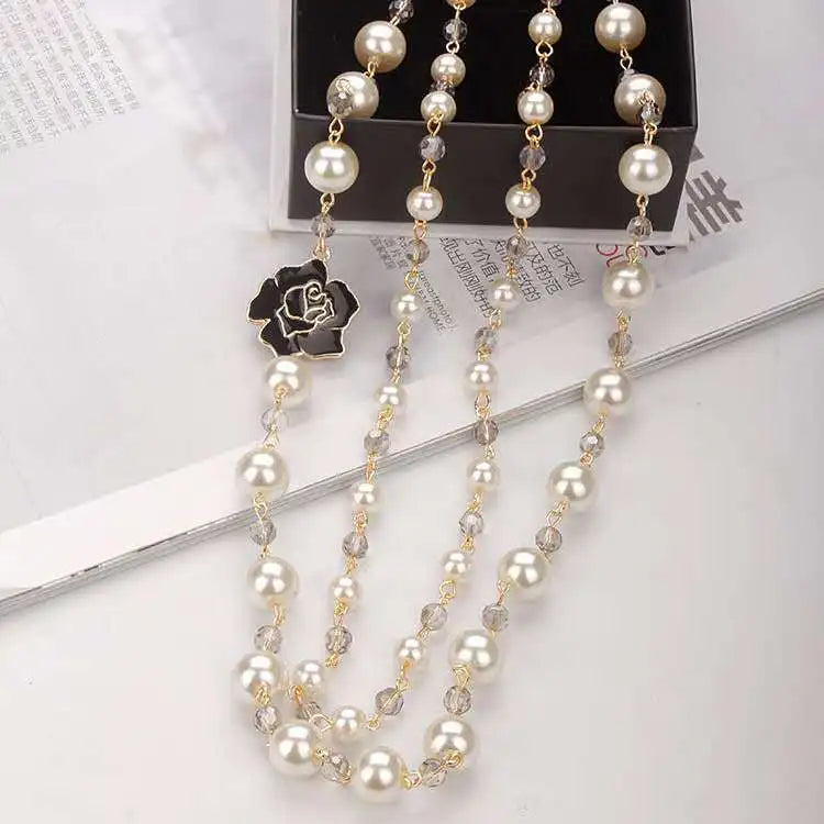 Colar Vintage de Pérolas e Flores de Camélia – Elegância em Duas Camadas para Festas e Eventos