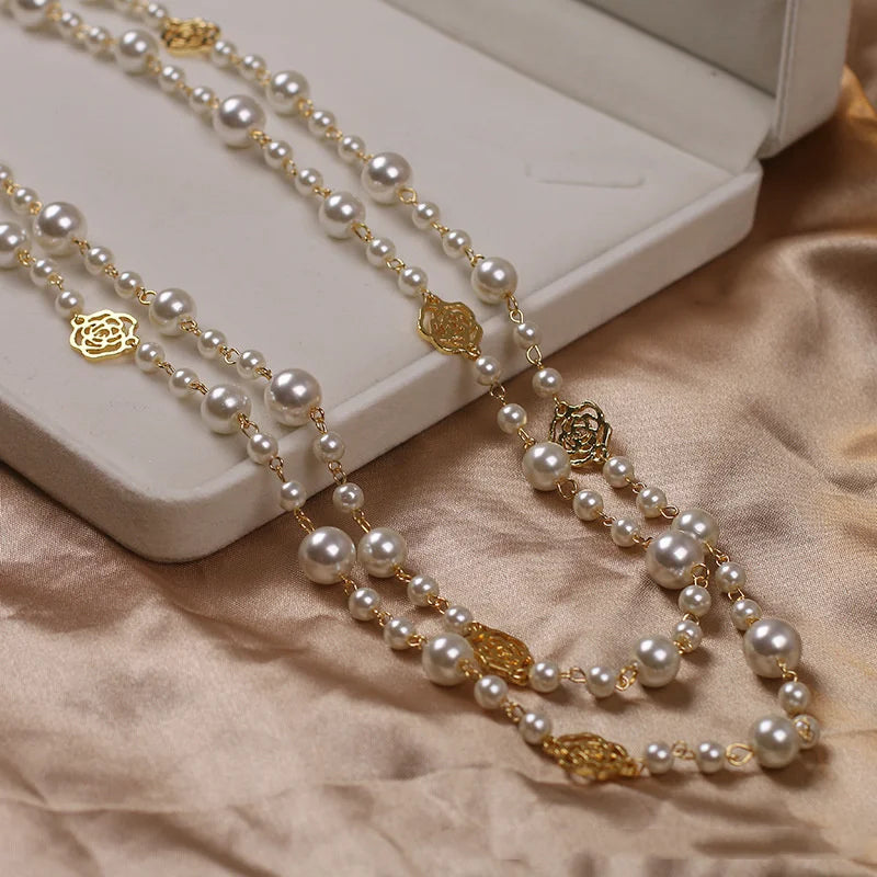 Colar Vintage de Pérolas e Flores de Camélia – Elegância em Duas Camadas para Festas e Eventos
