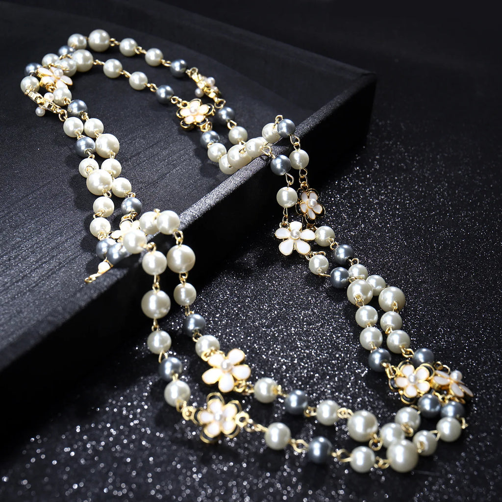 Colar Vintage de Pérolas e Flores de Camélia – Elegância em Duas Camadas para Festas e Eventos