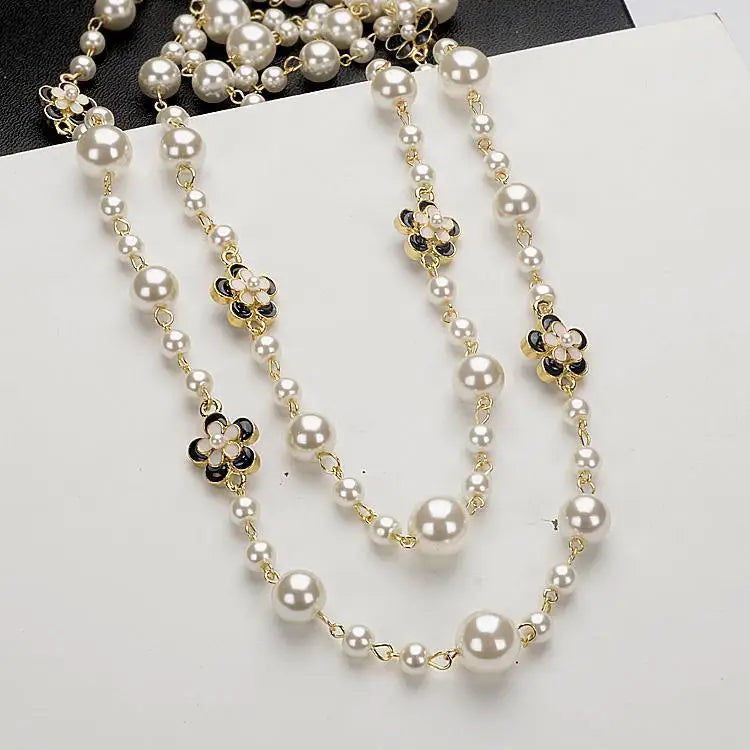 Colar Vintage de Pérolas e Flores de Camélia – Elegância em Duas Camadas para Festas e Eventos