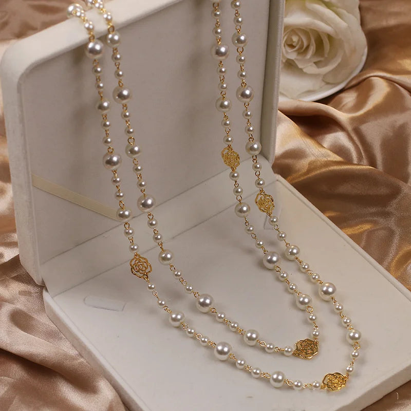 Colar Vintage de Pérolas e Flores de Camélia – Elegância em Duas Camadas para Festas e Eventos