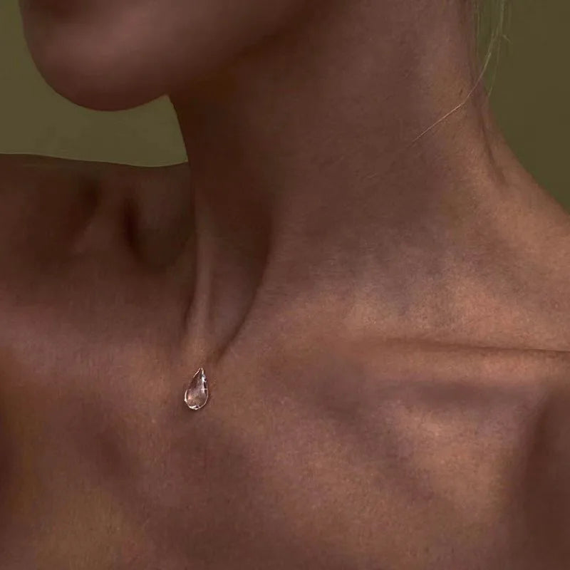 Conjunto de Colar e Brincos Gota d’Água – Design Minimalista e Elegante para Mulheres