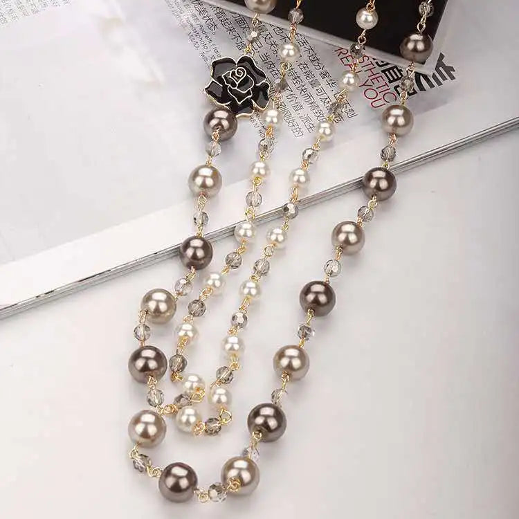 Colar Vintage de Pérolas e Flores de Camélia – Elegância em Duas Camadas para Festas e Eventos