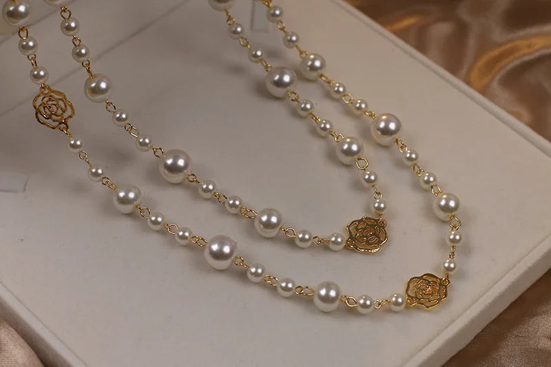 Colar Vintage de Pérolas e Flores de Camélia – Elegância em Duas Camadas para Festas e Eventos