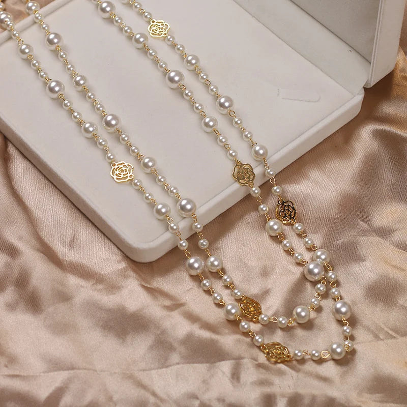 Colar Vintage de Pérolas e Flores de Camélia – Elegância em Duas Camadas para Festas e Eventos