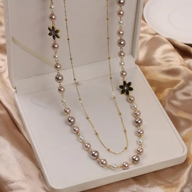 Colar Vintage de Pérolas e Flores de Camélia – Elegância em Duas Camadas para Festas e Eventos